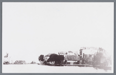 WAT002002429 Links achter: aanzicht op molen de Hoop (bijgenaamd het Kuyke)Deze stellingmolen dateert uit 1680 en ...