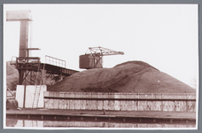 WAT002002559 Van Gelder papierfabriek.De kolenberg, waarmee de Kolencentrale werd bevoorraad. Achtergrondinformatie van ...
