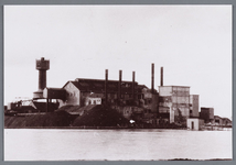 WAT002002570 Van Gelder papierfabriekLinks de watertoren en de Kolencentrale met de kolenbergen.