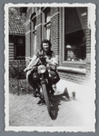WAT002002683 Mevrouw Smit- de Vries met haar zoontje Wim Smit Jz. op de motorfiets.
