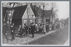 WAT002002725 Deze foto is gemaakt in 1923 tijdens de intocht van de nieuwe burgemeester W. Voster.In het huis waar de ...