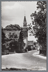WAT002002827 Bij de Nederlands-hervormde kerk. Links de manufacturenzaak van J.Lof Czn.
