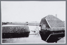WAT002002801 Als gevolg van een zware noordwester storm brak in januari 1916 de Waterlandse Zeedijk tussen Monnickendam ...