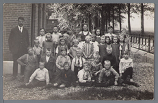 WAT002003004 Openbare lagere school Etersheim schooljaar 1929-1930.Achterste rij v.l.n.r.; Meester de Vries, Henk Bol, ...