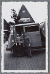WAT002003171 Oude vuilniswagen met vuilnisman Jan Vink en twee kinderen te Wormer. Poserend voor zijn huis aan de ...