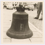 WAT001017668 De klok uit het oude carillon uit de Grote Kerk aan de Kaasmarkt dat gemaakt was door Peeter van den Geijn ...