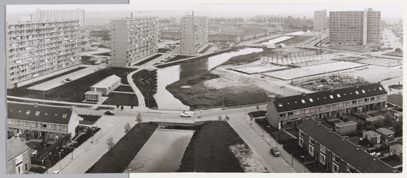 WAT001017682 Gezicht op Kennedyplein met Makado winkelcentrum in aanbouw. Bezien vanaf Boeierflat. Rechts flats ...