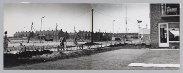WAT001017696 Flatbouw aan IJsendijkstraat en Cavaljéplein.Rechts nog zichtbaar een noodwinkel die aan het Tutein ...