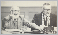 WAT001017780 Links: gemeente secretaris A.th.L. van der Land. ( van 1953 t/m 1977 ) Daarnaast burgemeester J.A.C. van Burg.
