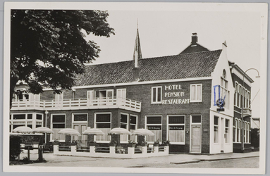 WAT001017986 Hotel Pension Restaurant 'De Driesprong . Watersport Centrum. Verbrand op 30 mei 1973. Rechts het Raadhuis.