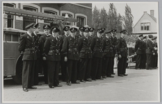 WAT001018048 Vrijwillige brandweer. Nieuwe uniformen. v.l.n.r. Simon Horstman, Henk Hartog, Theo Bochem, Willem ...