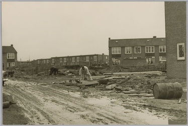 WAT001018196 Uitbreidingsplan Zuideinde.Stratenmakers leggen een weg aan.