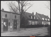 WAT001019226 Links een PEN-huisje.Rechts Populierweg 8, 6,4a, 4, 2a en 2 (v.l.n.r.). Eerste steen gelegd door Thomas ...