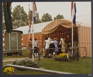 WAT001019416 Oecumenische kerkdienst gehouden op 30 mei 1976 in een grote feesttent op het sportpark ter gelegenheid ...