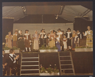 WAT001019417 Oecumenische kerkdienst gehouden op 30 mei 1976 in een grote feesttent op het sportpark ter gelegenheid ...