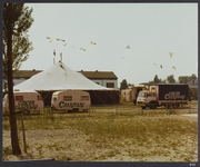 WAT001019504 Circus Charivari had op donderdag 3 en vrijdag 4 juni 1976 hun tent opgezet aan de Dr. M. L. Kingstraat te ...
