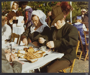 WAT001019506 Ter gelegenheid van het 650 jaar bestaan van Landsmeer was er op vrijdag 4 juni 1976 een broodmaaltijd ...