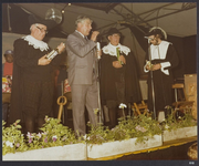 WAT001019542 Landsmeer 650 jaar.Foto: Tijdens de massale danspartij dankte burgemeester Martini in de personen van ...