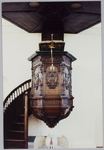 WAT001019722 Kansel (in de N.H. Kerk). Vermoedelijk daterend van 1632. Zeskantig, van eikehout. Rust op pelikaan met ...