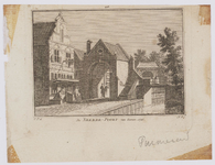 WAT001020901 De Neckerpoort aan de Neckerdijk met winkelpand en passerende mensen.