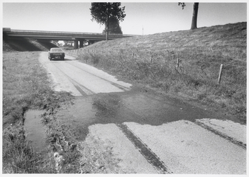 WAT003000094 Kwel langs dijk Beemster met in de verte de ongelijkvloerse kruising met de N 244.