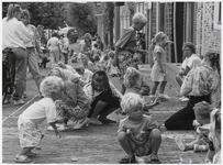 WAT003002866 Foto: Ruim vijftig kinderen deden mee aan de straat tekenwedstrijd op 't Zand, waarmee de vijfde Gouwzee ...
