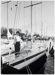 WAT003002881 Foto: Mary Vlaanderen op een van de schepen, die voor de cliënten van haar man Hans Vlaanderen, vaarklaar ...
