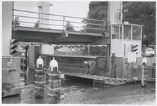 WAT003002955 Foto: de hefbrug aan de Bernhardlaan in Monnickendam is op dinsdag 21 juni 1994 uitgebreid geïnspecteerd.