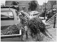 WAT003002958 Foto: Om de paar weken haalt een gemeentewerker rotzooi uit de sluis bij de Middendam in Monnickendam. De ...