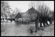 WAT003002969 Door de storm liep het 'Diepe Gat' weer onder, bij de boerderij van de familie Van de Broek aan de Zeedijk ...