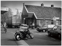 WAT003003070 Foto: op het overvolle kruispunt Zuideinde/Van Beekstraat/Postweg zijn de nadelen van vermenging van ...