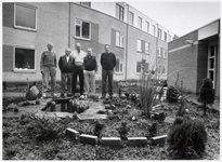 WAT003003091 Foto: De leden (v.l.n.r.) Groen, Koopman, Wortel, Kemp en Stout van de tuincommissie van De Knik hebben ...