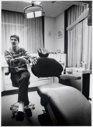 WAT003003196 Foto: Tandarts en hypnotherapeut H. Bloem bij zijn stoei, waarin patiënten van pijn en angst worden ...