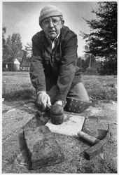 WAT003003208 Foto: Stratenmaker Egbert Hut is na 33 jaar trouwe dienst als stratenmaker bij de gemeente Landsmeer, op ...