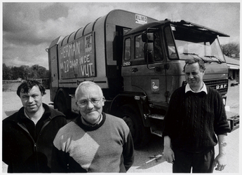 WAT003003233 Foto: Bakkenlader Herman Visser (midden), hier samen met collega Jaap van Vuure (links) en Piet Onrust ...