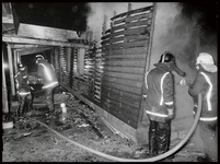WAT003003264 Foto: brandweer is de felle, uitslaande brand aan het blussen in het stallencomplex van Cor de Lange aan ...