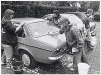 WAT003003415 Foto: de hervormde jeugdclub van Ilpendam/Watergang heeft op zaterdagmiddag 28 mei 1994 auto's wassen ten ...