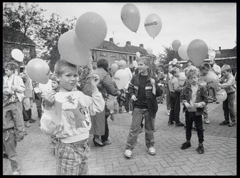 WAT003003426 Enkele tientallen kinderen lieten een ballon op tijdens de opening van de vijfde Ilper Feestweek.