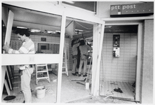 WAT003003689 Het Landsmeerse postkantoor uit 1986 werd op zaterdag 5 november 1994 door medewerkers van een ...