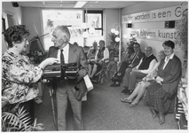 WAT003003571 Cadeau ter gelegenheid van het 35 jarig bestaan van bejaardenhuis de Keern.Foto: mevrouw Goede- van ...