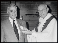 WAT003003588 Foto: L. Melcherts kreeg op 10 december 1989 tijdens de eucharistieviering in de Schaapskooi van de ...