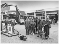 WAT003003601 Het team van Renaut -dealer Dick Wolff (met hond) voor de garage aan het Zuideinde in Landsmeer.