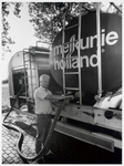 WAT003003621 Foto: Transportondernemer W.Pronk uit Purmerend laadt de mogelijk met dioxine besmette melk uit Waterland ...