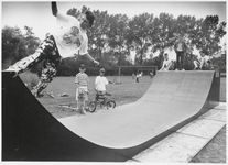 WAT003003759 Foto: de Landsmeerse jeugd neemt de nieuwe skateboordbaan in gebruik.( informatie uit de NNC van donderdag ...
