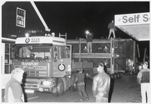 WAT003003802 Transportbedrijf Saan uit Amsterdam vervoerde een eiertransportmachine door Landsmeer.Waarschijnlijk ...