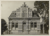 WAT003003863 Dit woonhuis werd in 1889 gebouwd. Op 9 december 1916 is dit pand aangekocht door de gemeente Ilpendam van ...
