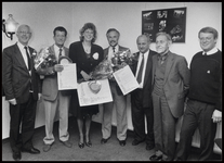 WAT003003914 Foto: Het Ilper comité met de drie Edison-winnaars. V.l.n.r.: Burgemeester K. Kerkhoven, Gerrit ...