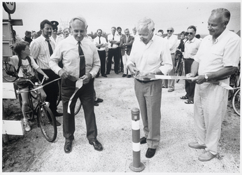 WAT003004219 Fietspad Purmerdijk Ilpendam geopendFoto: Dijkgraaf W. de Boer (links) opent het nieuwe fietspad onder ...