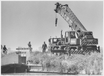 WAT003004223 Werkzaamheden aan een bruggetje langs het NH kanaal.