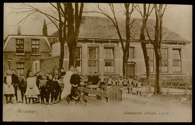 WAT003004324 Gemeenteschool. De openbare school te Wormer in 1905, later kwam er een ''school west'' (in 1921). Hierna ...